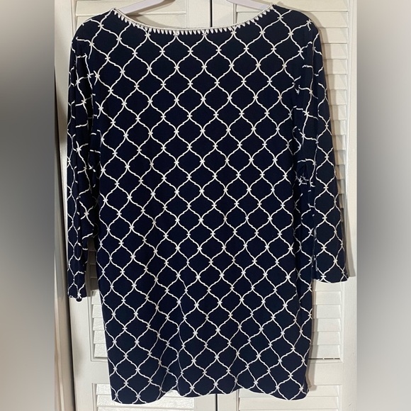 Talbots Navy and White Geometric Print Top, Size X, V-neck, Slit Hem and Sleeves - Picture 4 of 9